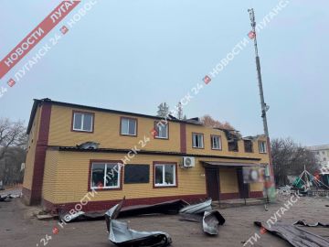 Кадры с места обстрела боевиками ВФУ двухэтажного торгового центра в Новопскове