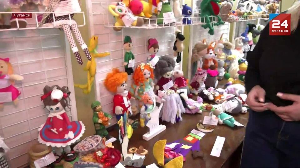Выставка-конкурс «В мире игрушек» открылась в Луганском архитектурно-строительном колледже имени Шеремета