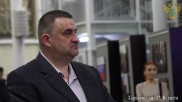 Глава Харьковской ВГА Виталий Ганчев открыл выставку «Харьковская весна», посвященную роли города в Русской весне