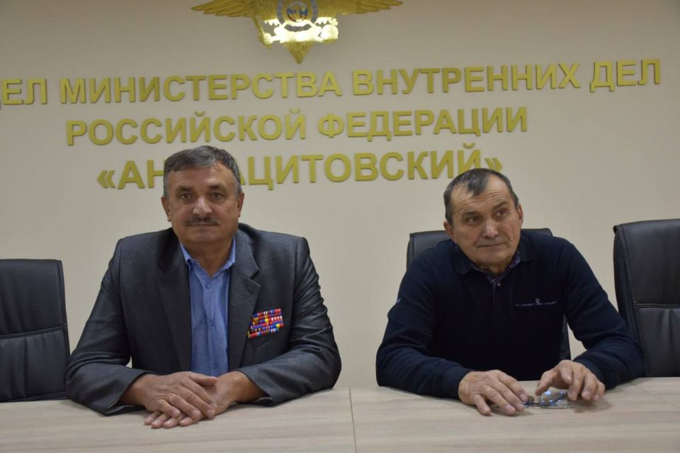 111Антрацитовские правоохранители провели встречу с молодыми сотрудниками органов внутренних дел