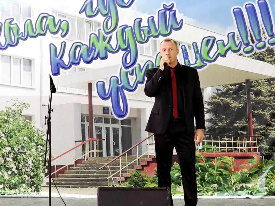 Артисты Луганской академической филармонии выступили с концертами в средней школе №13, подготовив специальные программы для разных возрастных групп учащихся