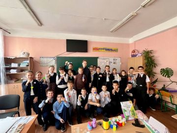 В Луганске сотрудники Центра ДиТН и ПБДД ГИБДД МВД по ЛНР провели три мастер-класса для школьников по изготовлению световозвращающих брелоков