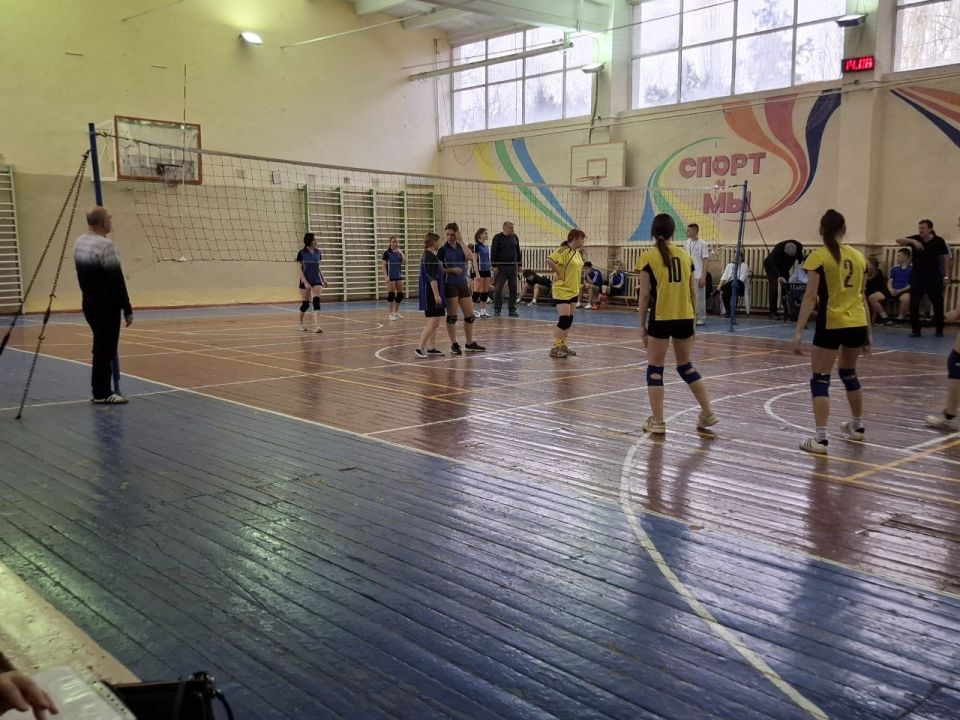 В Луганске проходит ежегодная спартакиада среди студентов колледжей по волейболу