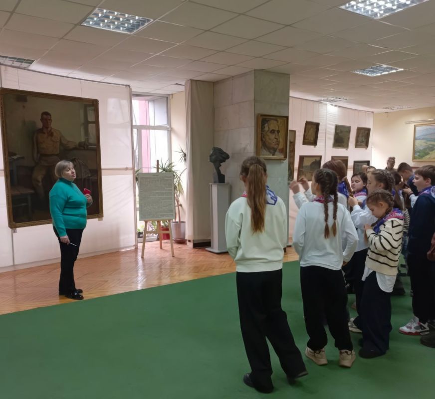 В Галерее искусств Луганского художественного музея прошла экскурсия по выставке луганских художников «Родная, родная, родная земля…», приуроченная к 80й годовщине Победы в Великой Отечественной войне и Году защитника...