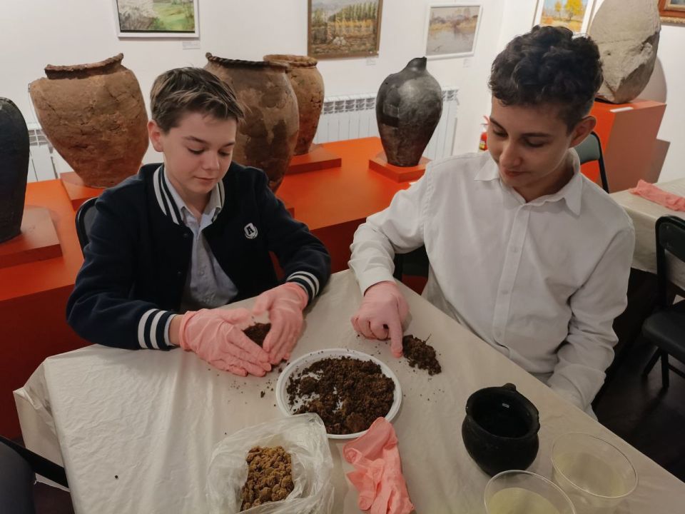 В Станично-Луганском краеведческом музее для учащихся исторического класса Станично-Луганской гимназии был проведен тематический урок «Зависимость человека от природно-климатических условий в древности»