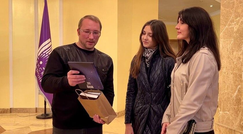 Школьница стала первой зрительницей Луганской филармонии по «Пушкинской карте»