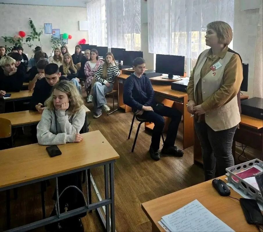 Сотрудники МФЦ ЛНР повышают цифровую грамотность молодежи