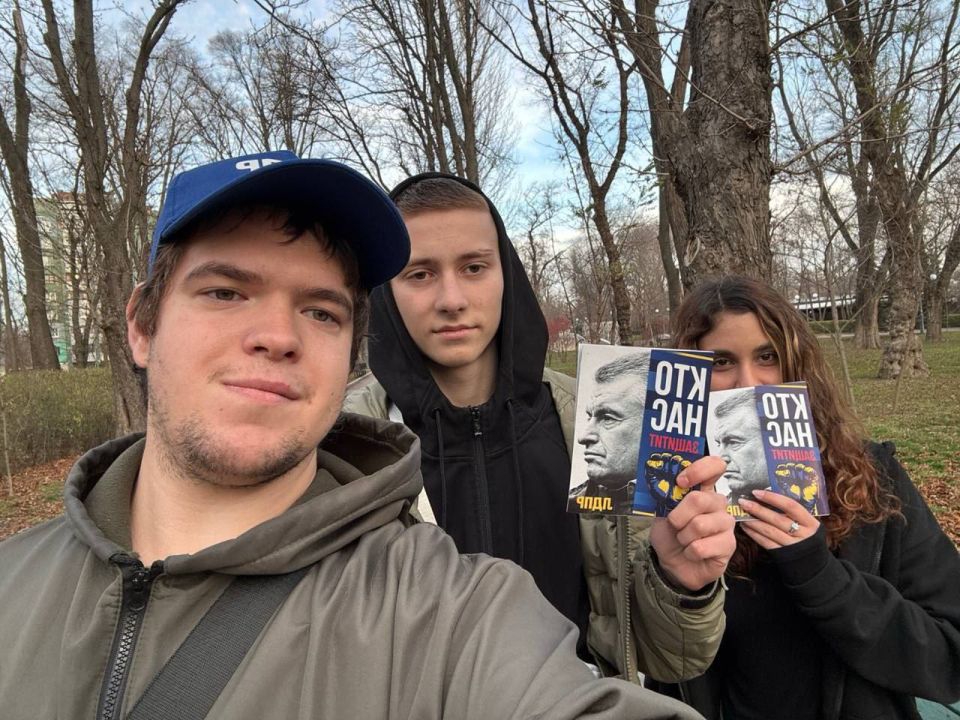 ДИАЛОГ С ЖИТЕЛЯМИ. Активист Луганского РО ЛДПР Дмитрий продолжает информационную кампанию и проводит встречи с жителями Луганска