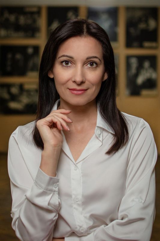 Актриса Луганского академического музыкально-драматического театра имени М.Голубовича, заслуженная артистка Луганской Народной Республики Наталья Недоступ удостоена высоких и заслуженных наград