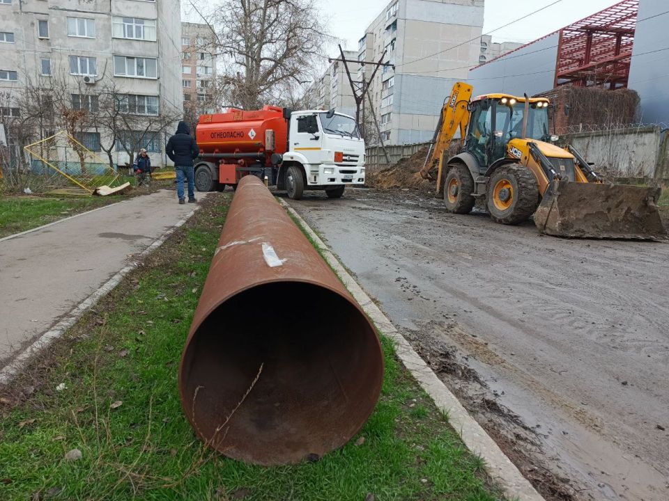 В Луганске специалисты «Луганскводы» меняют очередной аварийный участок водовода