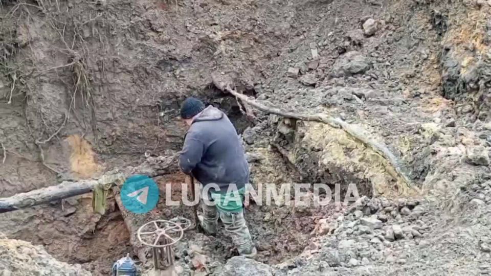«Лугансквода» меняет аварийный участок водопровода в Луганске