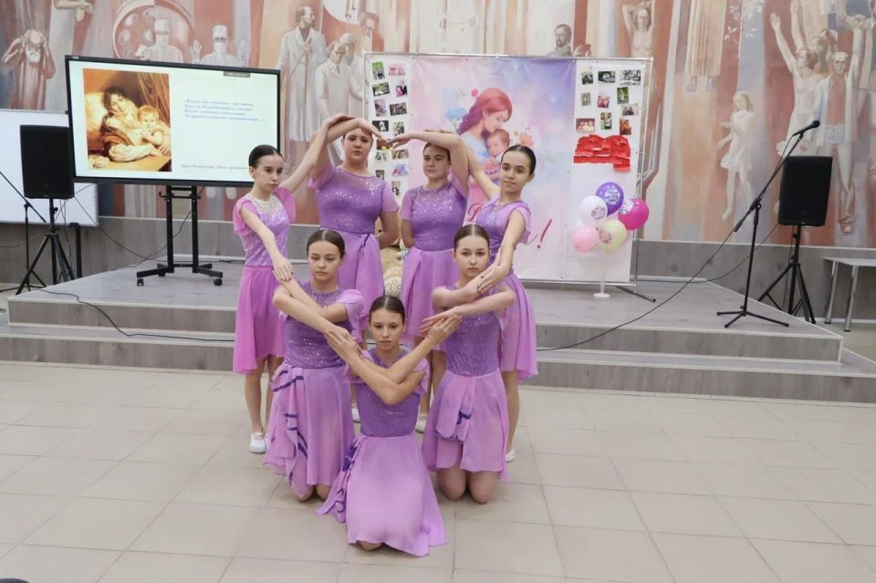 В Луганской библиотеке имени М. Горького состоялась литературно-музыкальная программа «С любовью о маме», приуроченная ко Дню матери