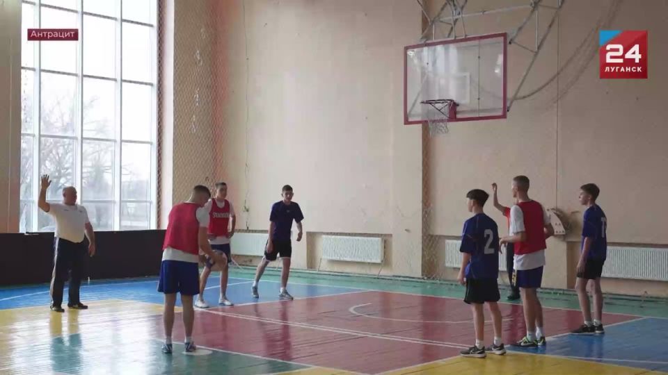 Чемпионат школьной баскетбольной лиги «КЭС-Баскет» объединил команды из пяти школ Антрацитовского округа