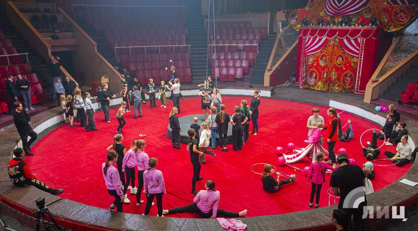 Артисты Росгосцирка провели мастер-класс для воспитанников цирковых студий ЛНР