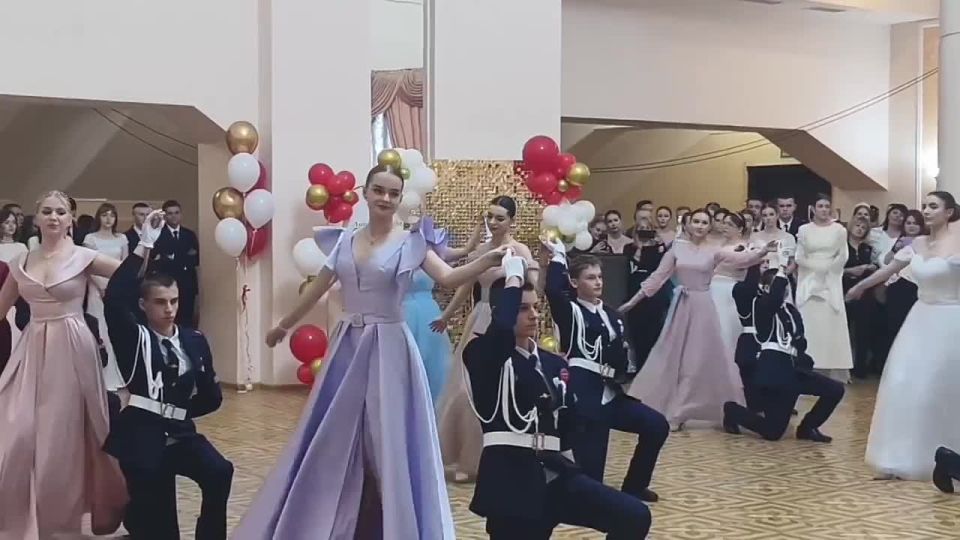 Более 250 человек собрались на лицейский бал «Отечеству славному — наши сердца!» в Луганске