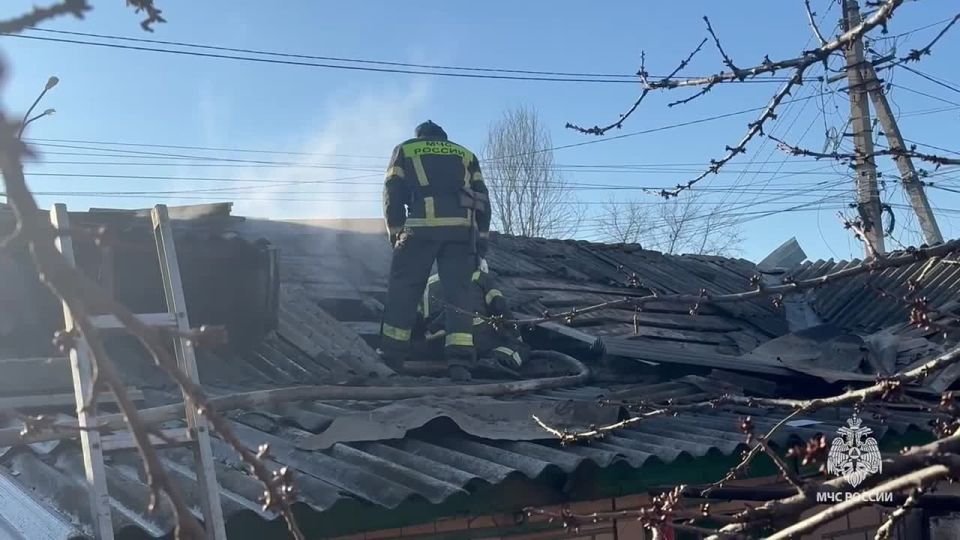 В Луганске сотрудники МЧС России спасли от пожара жилой дом на двух хозяев