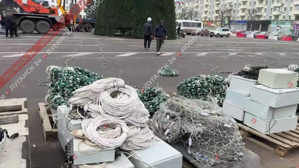 Главная новогодняя ёлка Республики уже почти собрана!