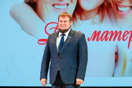 Денис Колесников от лица Парламента ЛНР поздравил женщин республики с Днем матери