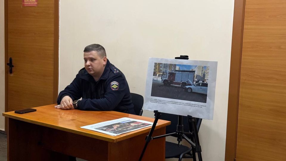 С целью укрепления дорожной дисциплины сотрудники отделения пропаганды БДД Госавтоинспекции провели лекционные занятия с сотрудниками Специализированного отряда МЧС России по ЛНР