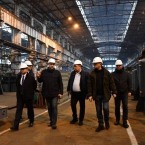 Делегация из Беларуси посетила машиностроительный завод в Луганске