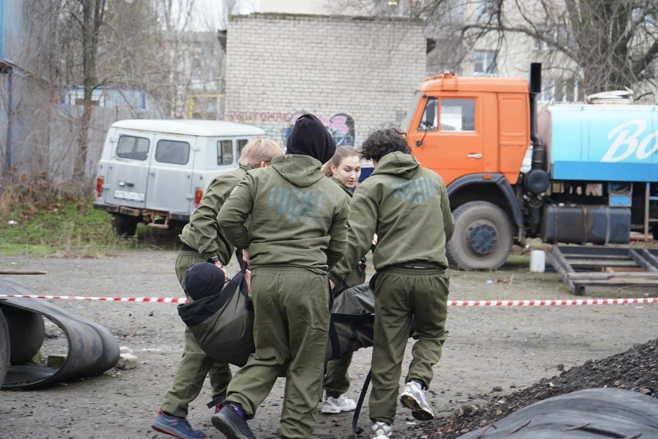 Вместе мы сила. Завершилось одно из самых зрелищных испытаний проекта «Брось вызов» - «Полоса препятствий», где на площадке по основам оказания первой помощи в качестве судей выступили инструкторы Луганского РО ВСКС