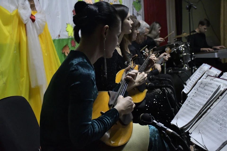 «Музыка души» зазвучала в Городище! В рамках акции «Искусство без границ» артисты Луганской академической филармонии подарили жителям поселка незабываемый концерт, который тронул сердца каждого зрителя