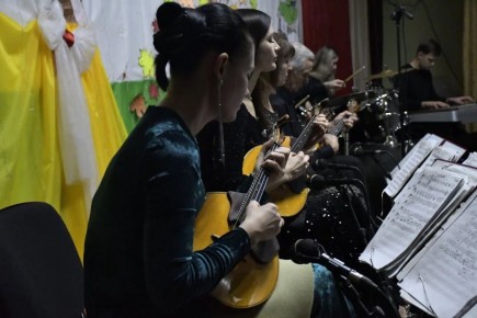 «Музыка души» зазвучала в Городище! В рамках акции «Искусство без границ» артисты Луганской академической филармонии подарили жителям поселка незабываемый концерт, который тронул сердца каждого зрителя