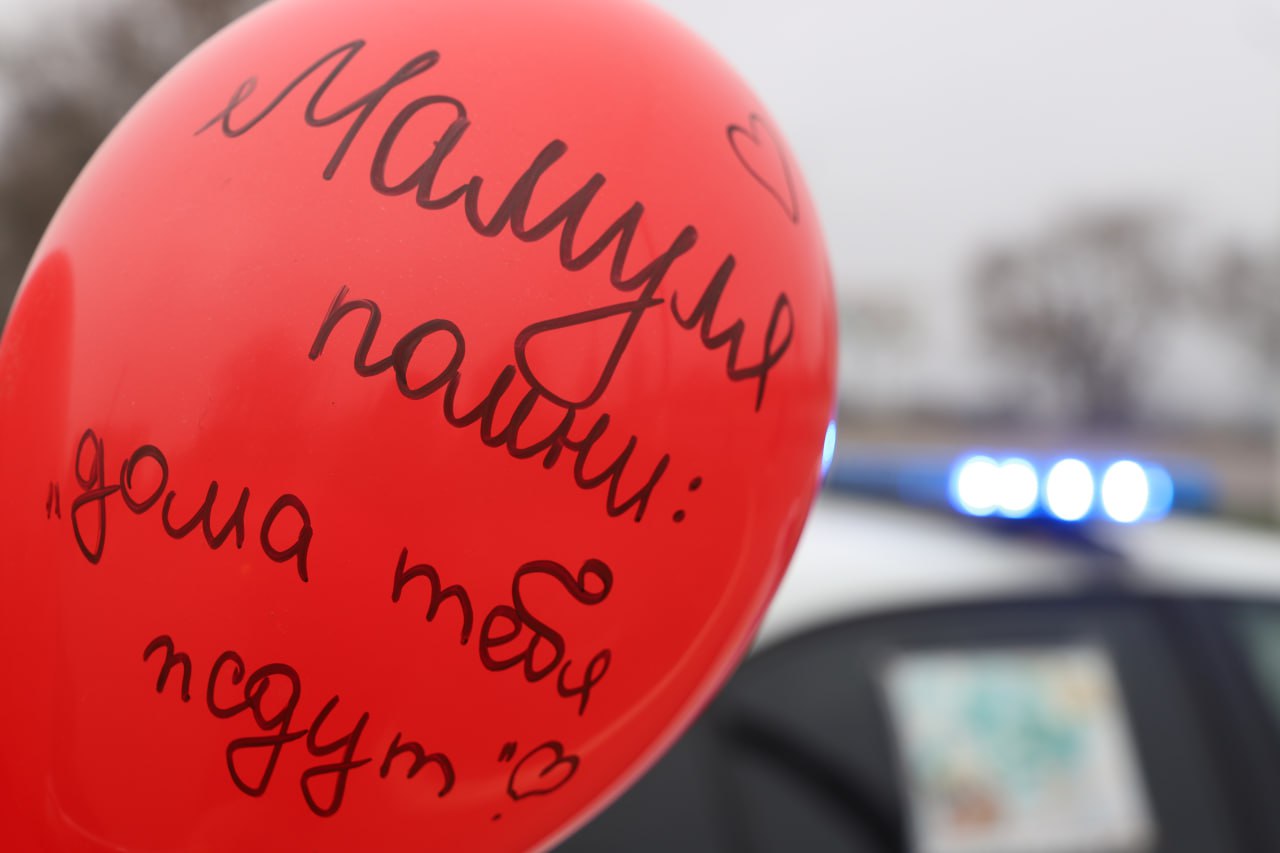 Сотрудники Госавтоинспекции поздравили женщин-водителей с предстоящим Днём матери