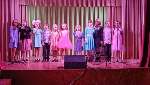 В Доме культуры Александровска пошел праздничный концерт ко Дню матери