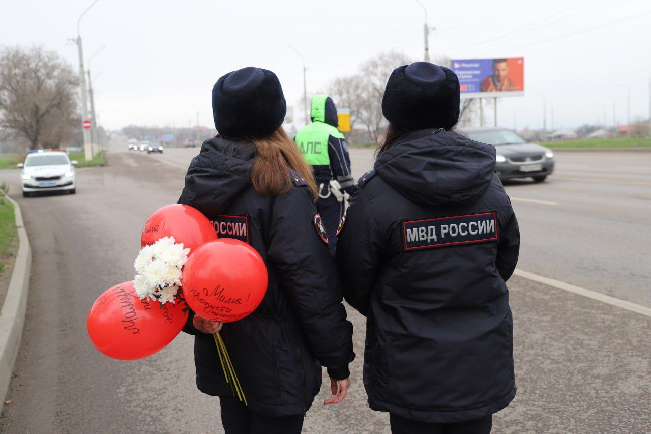 Госавтоинспекция поздравила женщин-водителей с Днём матери