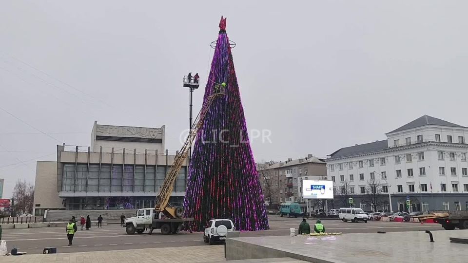 Новый год близко: главная новогодняя красавица Республики, установленная на Театральной площади Луганска, сегодня уже зажгла свои огни