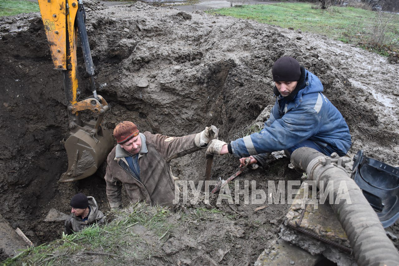 Специалисты ГУП ЛНР «Лугансквода» устраняют утечку на сетях водоснабжения в Алчевске