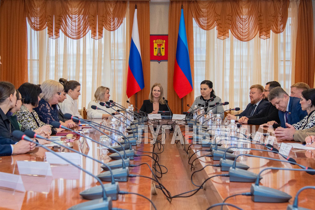 В Администрации города Луганска состоялось торжественное вручение удостоверений семейного куратора