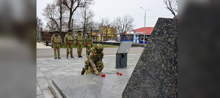 Росгвардейцы в зоне СВО почтили память Неизвестного Солдата (видео)