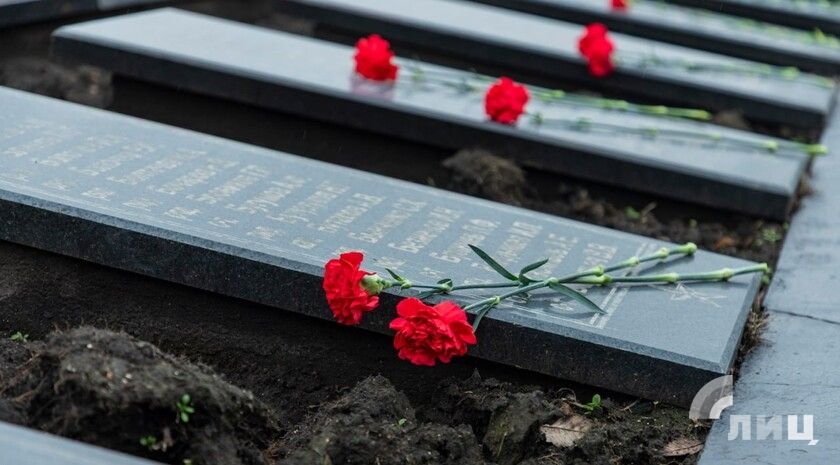 Власти Луганска возложили цветы к мемориалу Неизвестного солдата