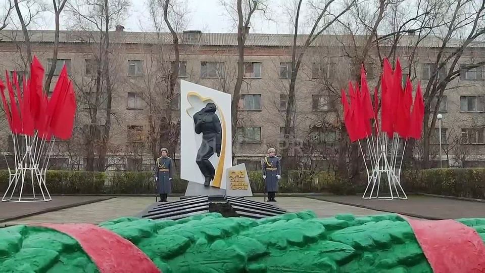 Представители власти и общественники почтили память погибших защитников Родины возложением цветов к самому крупному в Луганске братскому захоронению бойцов в сквере имени 9 Мая в честь Дня Неизвестного солдата