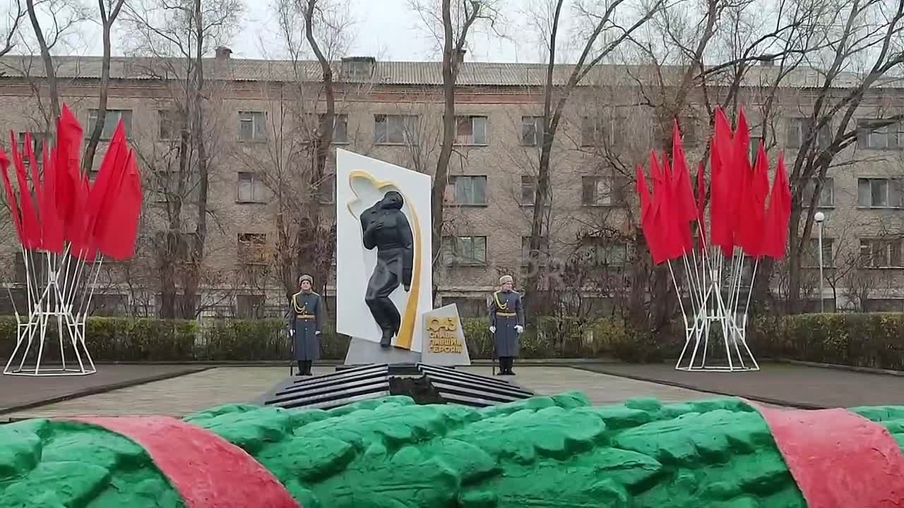 Представители власти и общественники почтили память погибших защитников Родины возложением цветов к самому крупному в Луганске братскому захоронению бойцов в сквере имени 9 Мая в честь Дня Неизвестного солдата