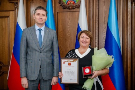 От всего сердца поздравляю директора Луганской академической филармонии, заслуженного деятеля искусств Российской Федерации Веру Геций с вручением медали «80 лет Победы в Великой Отечественной войне 1941–1945 годов»