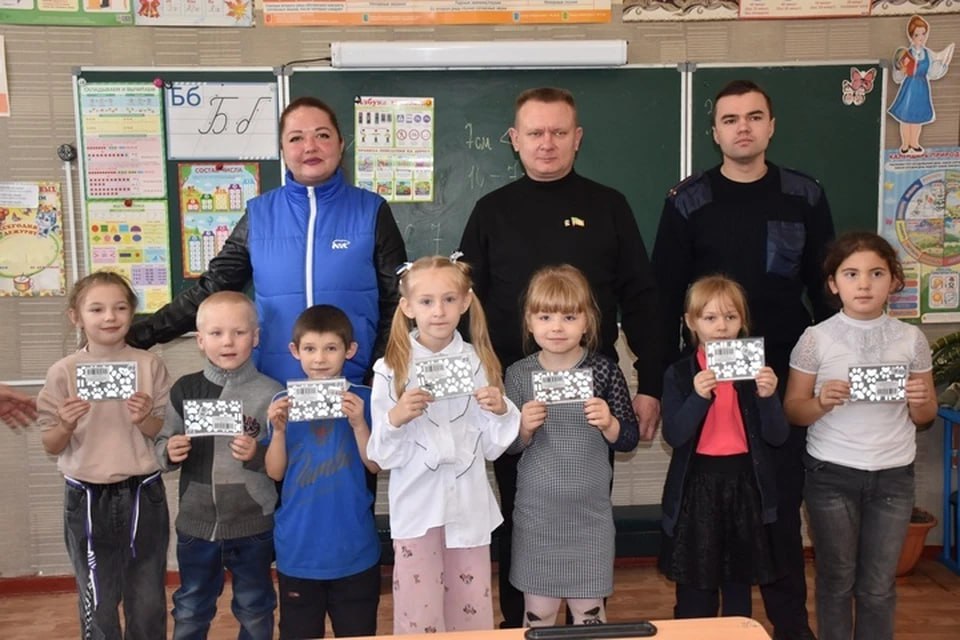 Всем первоклассникам Первомайска вручили светоотражающие наклейки