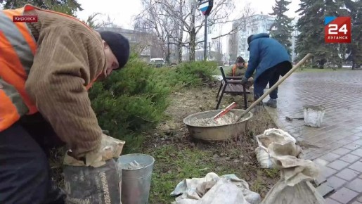 Новые скамейки и урны установили в сквере имени Ленина в Кировске