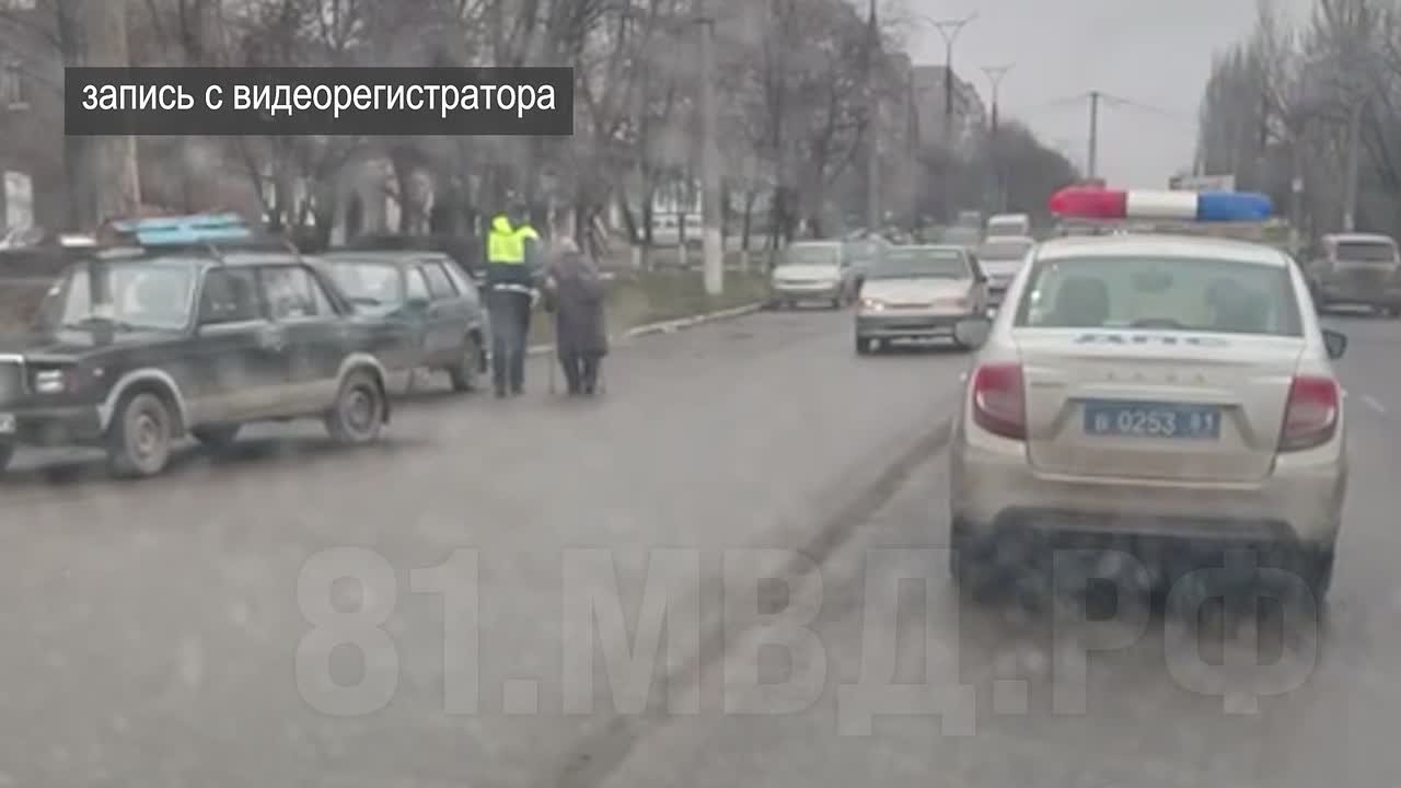 111111 В Алчевске сотрудники ДПС помогли маломобильной гражданке безопасно пересечь дорогу