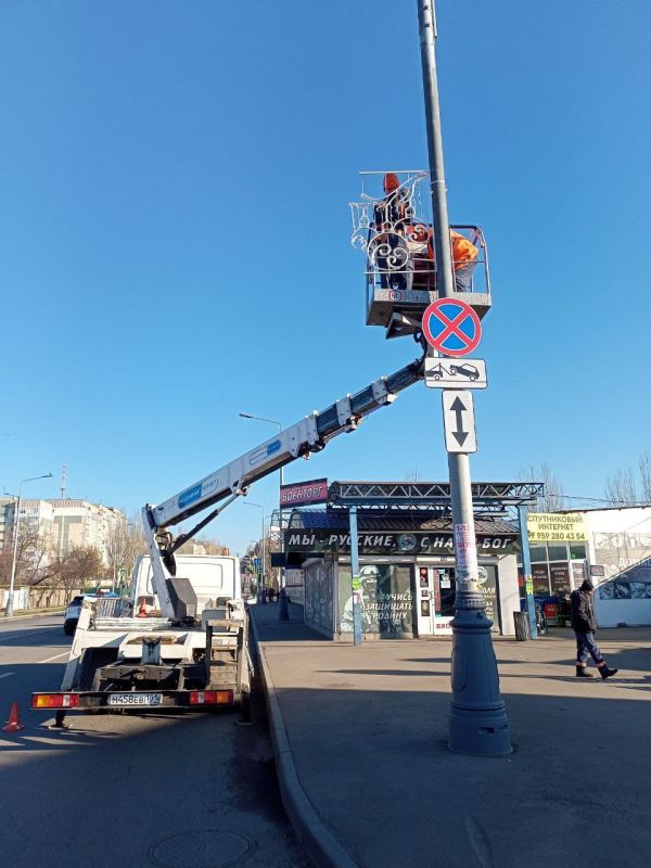 Луганск украшают праздничными гирляндами и новогодними инсталляциями