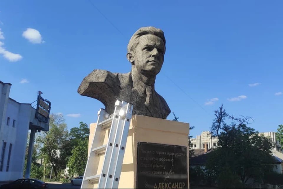 Восстановление мемориалов Донбасса: инженер-художник из Ростова-на-Дону «лечит» памятники республики