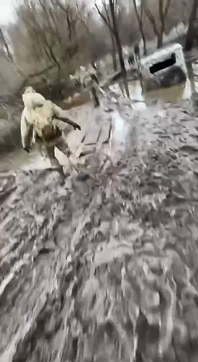 Обстановка на передовой. Сейчас нашим бойцам особенно тяжело, земля буквально уплывает под ногами