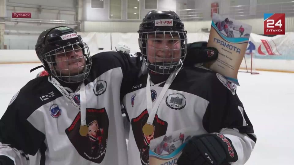 Необычный матч прошёл в Луганской ледовой арене – 20 спортсменов сыграли в адаптивный хоккей