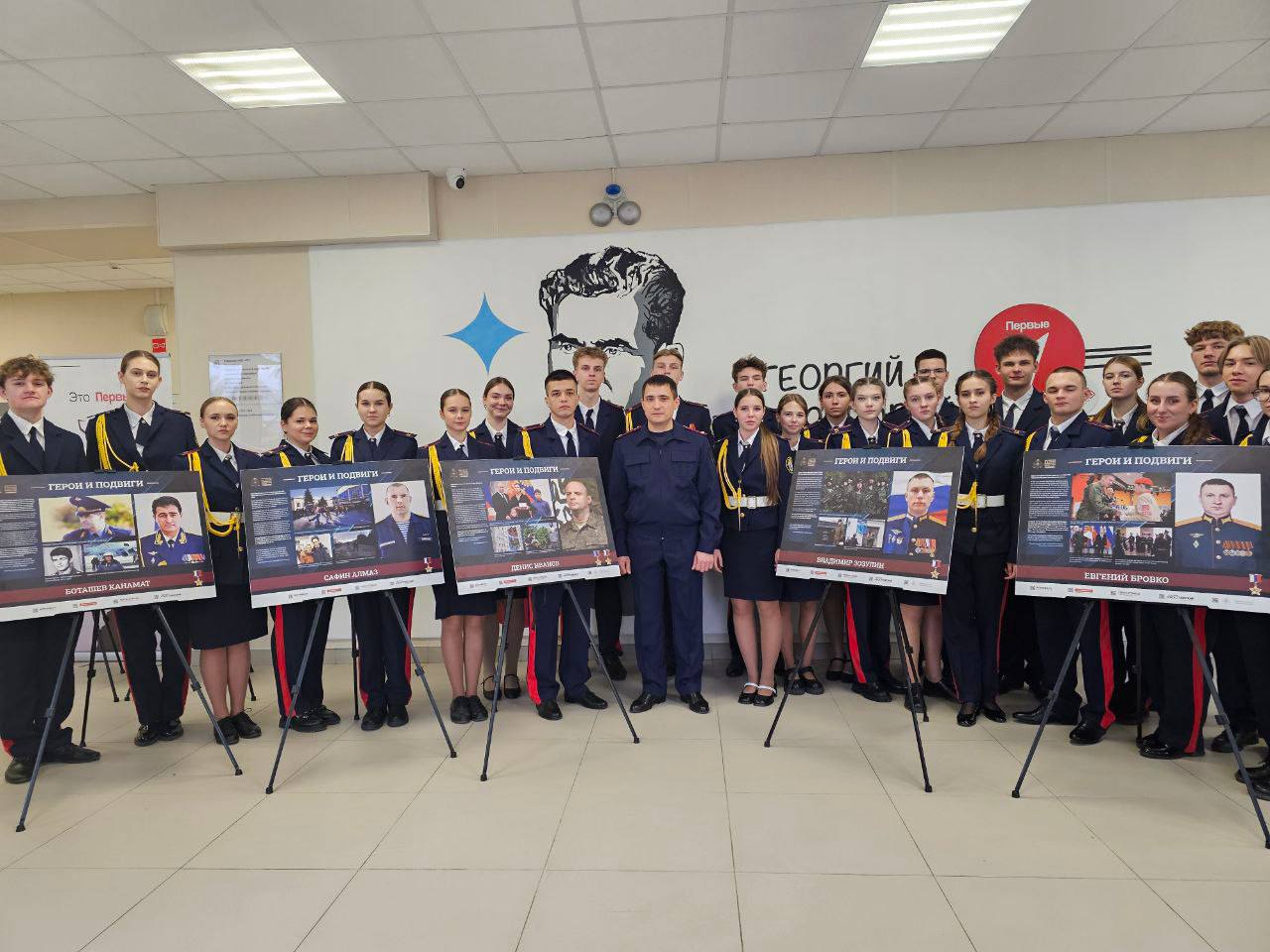 В Луганске открылась выставка, посвященная героям СВО