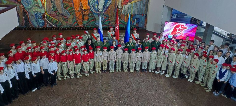 В Краснодоне состоялась торжественная церемония принятия клятвы юнармейцев