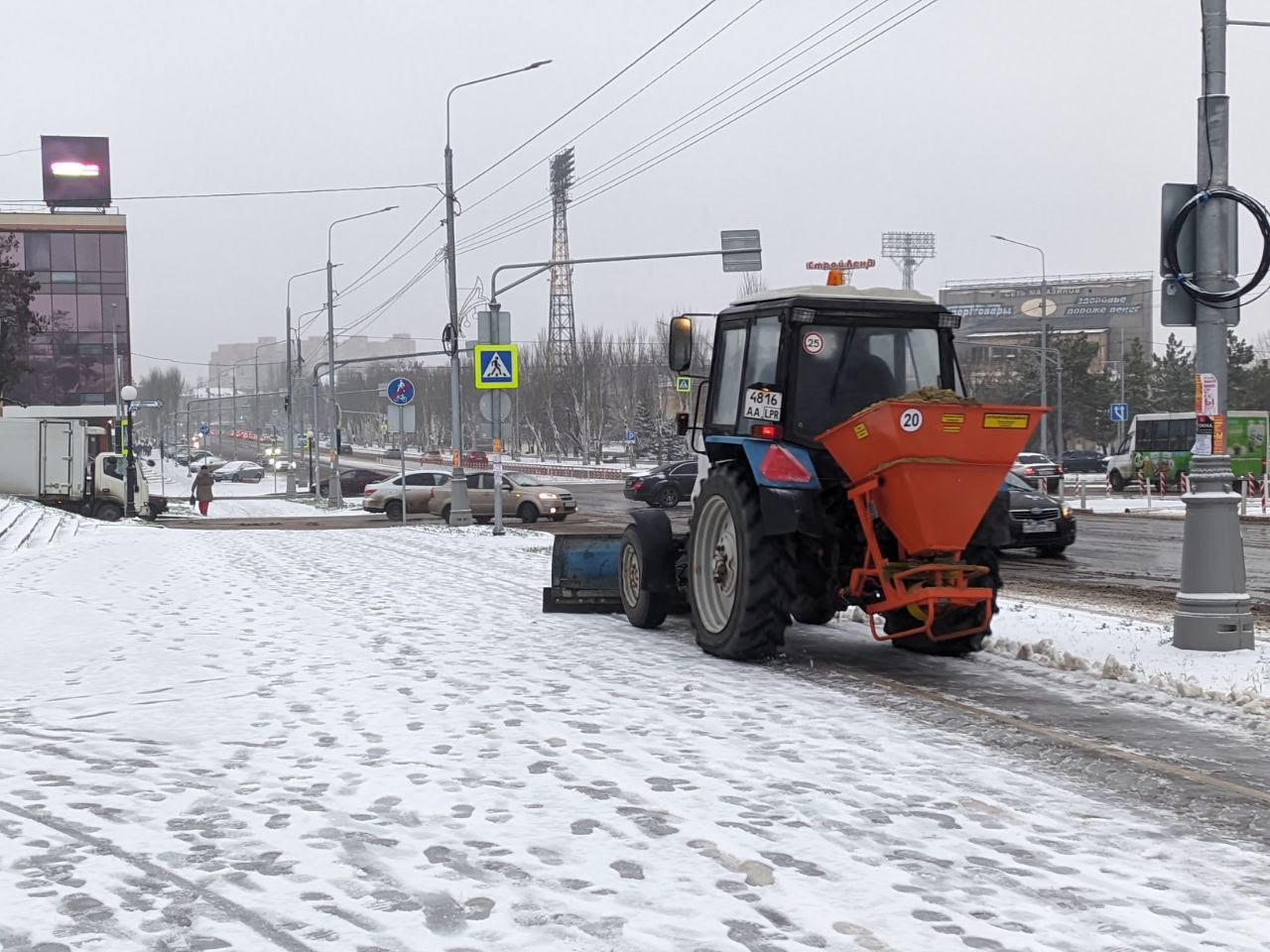 Дорожники Луганска интенсивно борются с непогодой