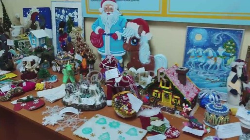 Дети со всей ЛНР представили около тысячи творческих работ на выставке-конкурсе «Зима — пора чудес» в Луганске, которые будут переданыучастникам