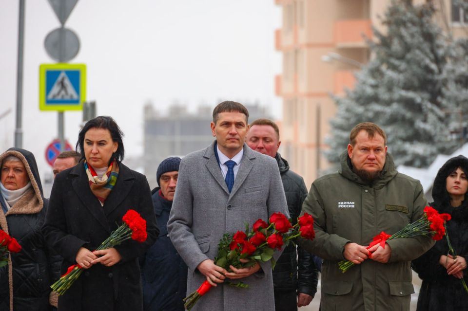 Денис Колесников принял участие в возложении цветов, приуроченном ко Дню Героев Отечества